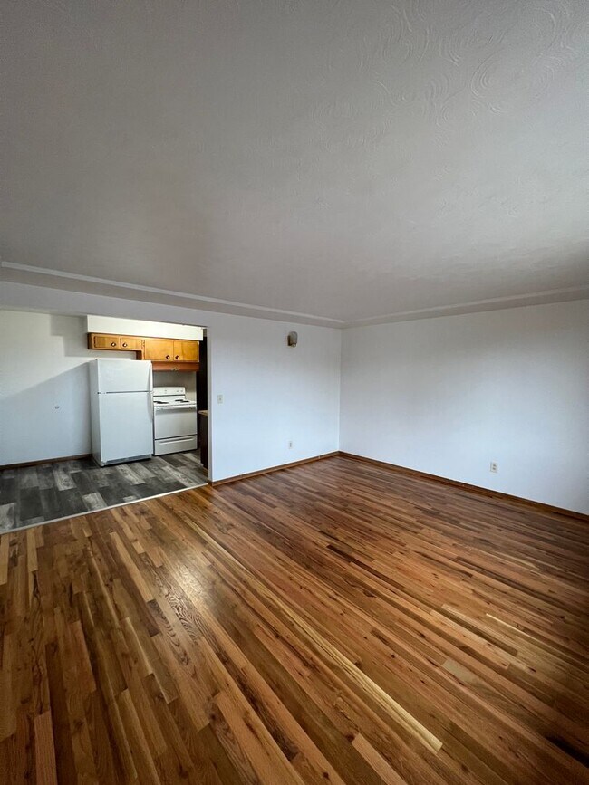 Building Photo - 311-315 E Fairview Unit 315