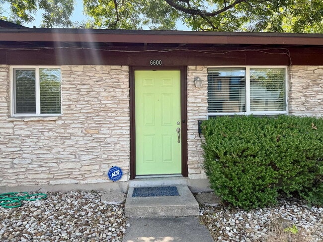 Building Photo - Updated 2-Bedroom Duplex in the Heart of C... Rental