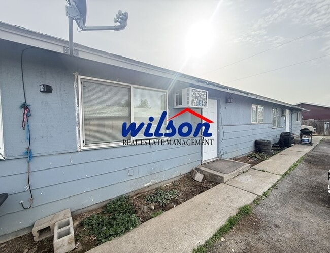 Building Photo - 310 W Pierce St Unit 5