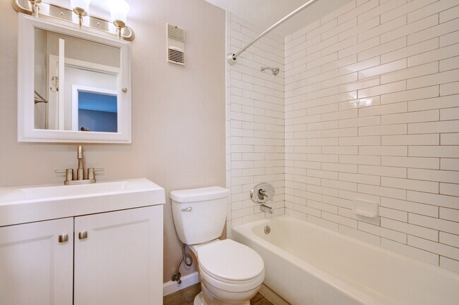 fully updated bathroom with subway tile - 6505 Kalua Rd Unidad 202