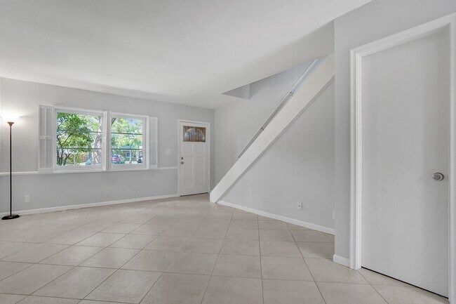 Photo - 12 NE 20th Ct