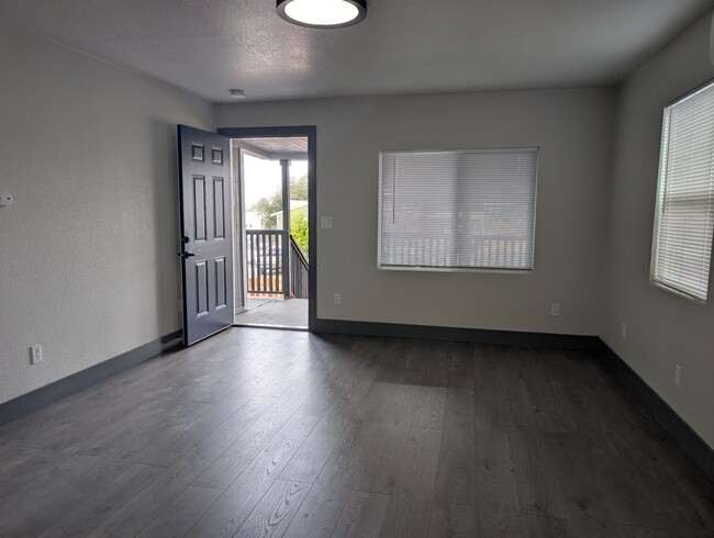 Photo - 1865 Elgin St