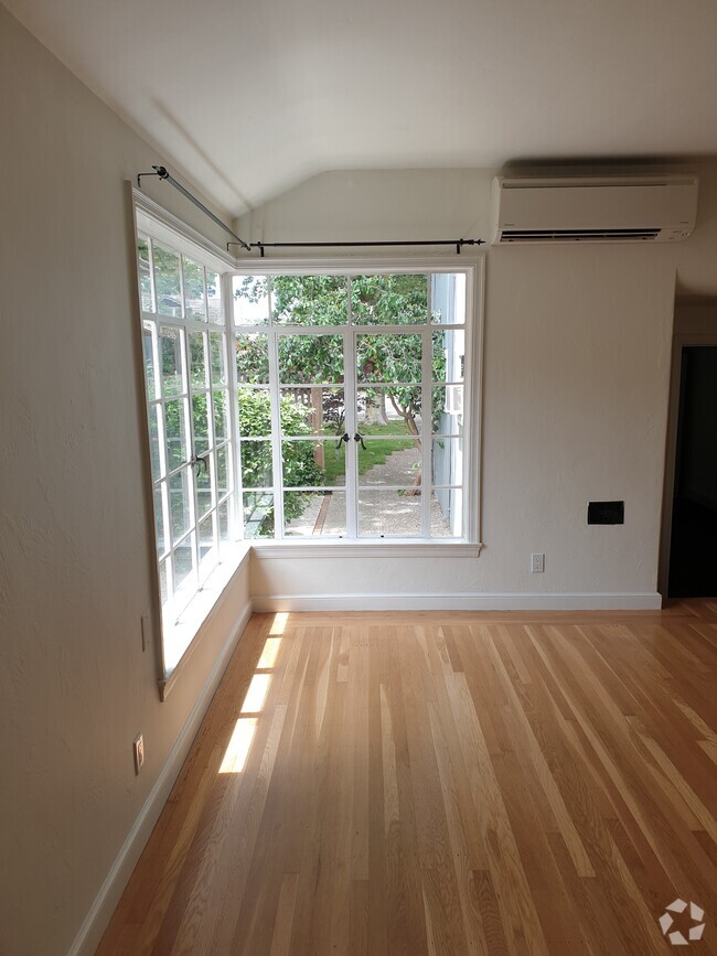 Building Photo - 2567 Land Park Dr Rental