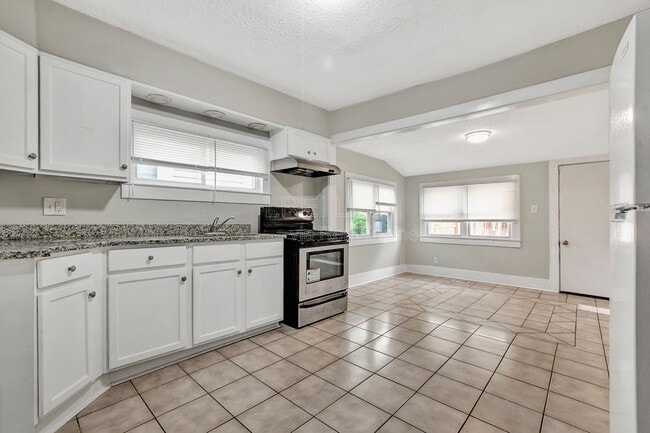 Photo - 913 Denmark St