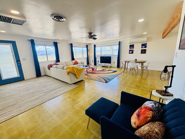 Building Photo - Gorgeous Home Surrounded by Panoramic Views