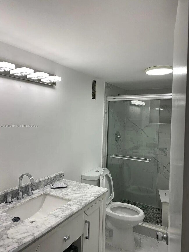 Building Photo - 1200 NE Miami Gardens Dr Unit 820W