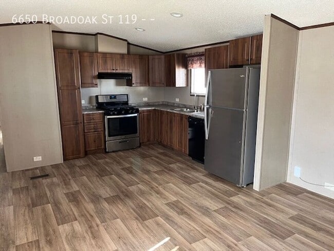 Photo - 6650 Broadoak St