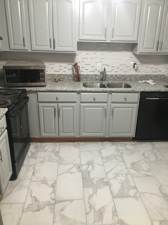 Cocina: Encimeras de granito y azulejos nuevos. - 9200 Edwards Way Unidad 1 Bedroom Util Included