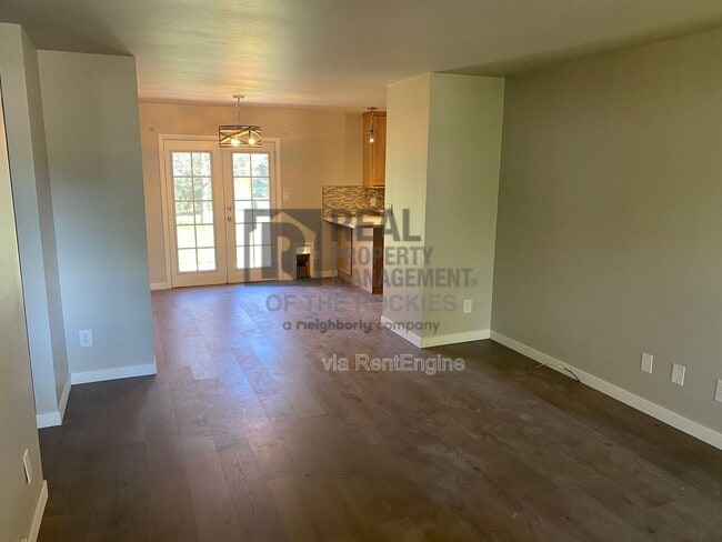 Photo - 700 Dawn Ave