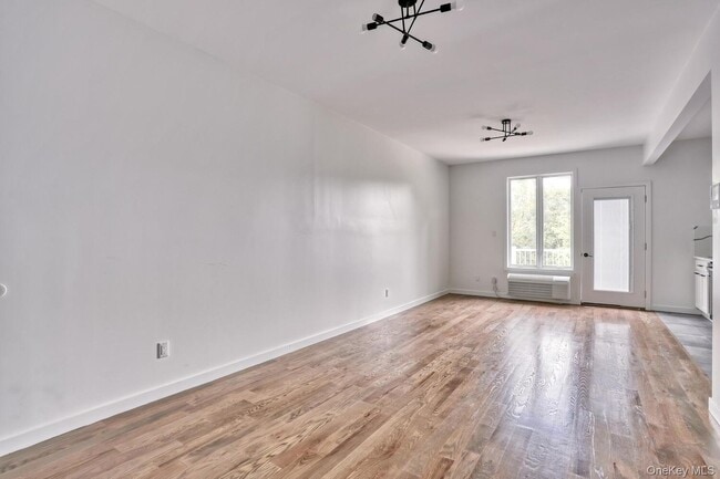 Photo - 962 US-9W Unit 208