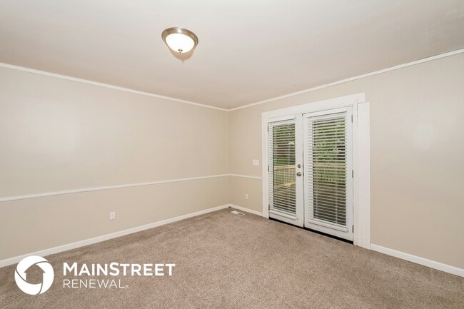 Photo - 636 Cresap Cir NE