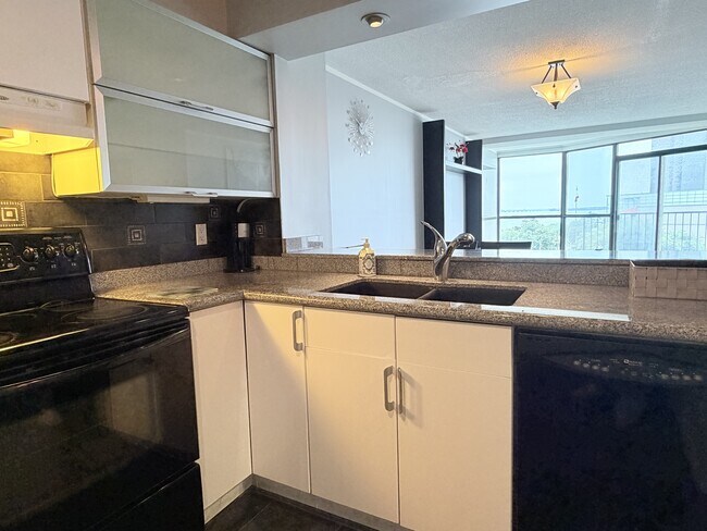 Photo - 515 Riverside Dr W