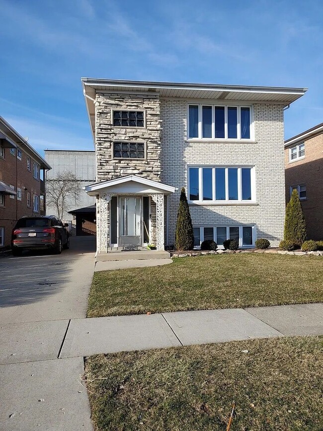 Building Photo - 8604 W Carmen Ave Unit Apt #1