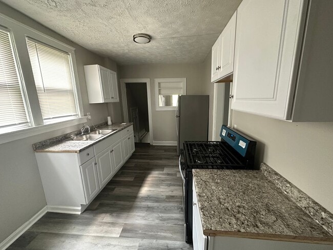 Photo - 722 Delhi Ave