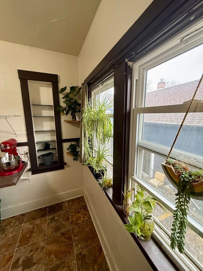 Building Photo - 612 S 4th St W Unit #1/2