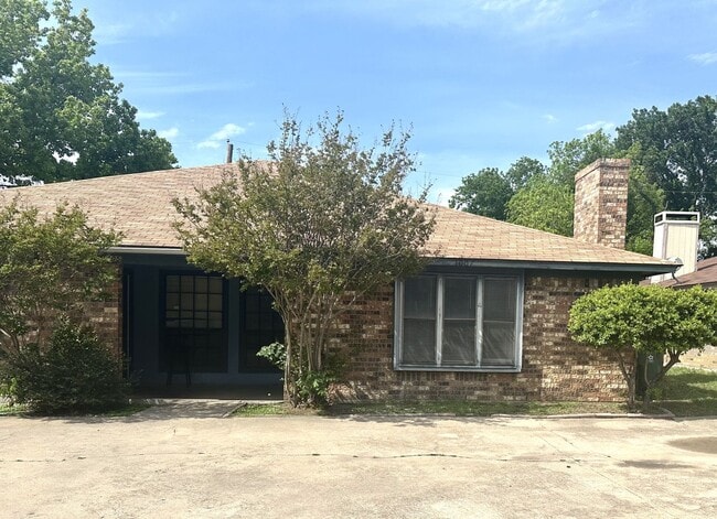 Building Photo - 1007 Southmoor Dr