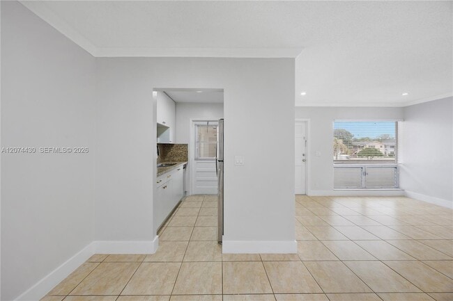 Building Photo - 5420 Hollywood Blvd Unit 208