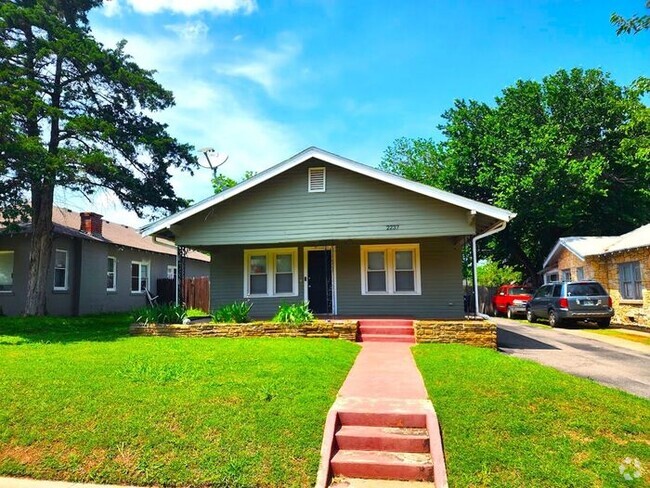 Building Photo - 2 Bed 1 Bath Plus Bonus Room in YOUNGS ENG... Rental