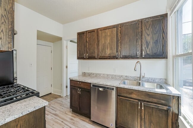 Building Photo - 1115 1/2 4th Street NE Unit 2 Rental
