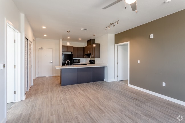 2BD, 1BA - 803 ft²