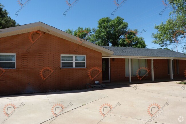 Building Photo - Updated 3 bedroom, 2 bath, & 2 car garage ... Rental