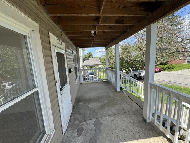 Photo - 1223 Colescott St