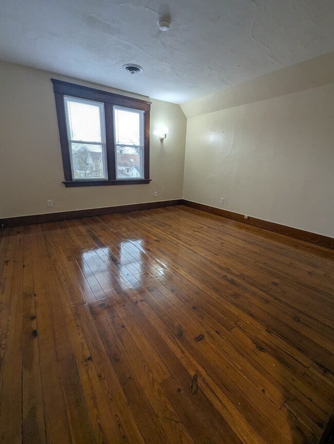 Building Photo - 94 Hobart St Unit 3