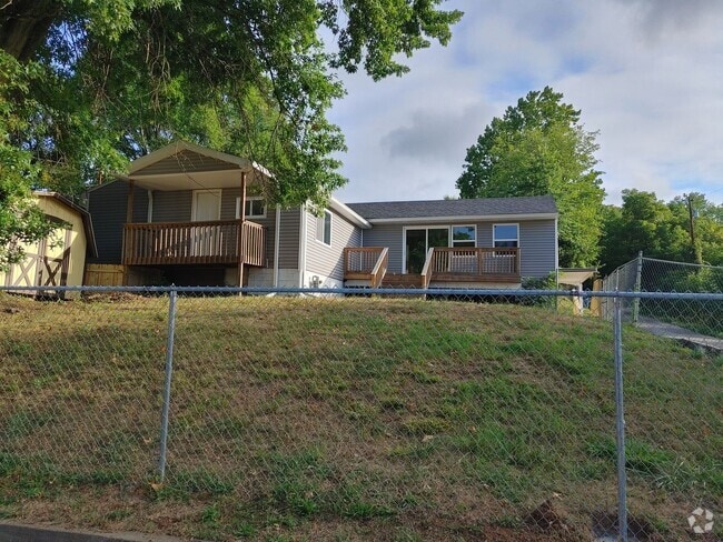 Building Photo - ROOM TO ROAM! NORTHSIDE PARKERSBURG 4 BEDROOM Rental