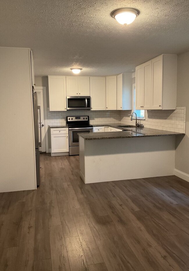 Photo - Available now!! Three bedroom, three full ... House
