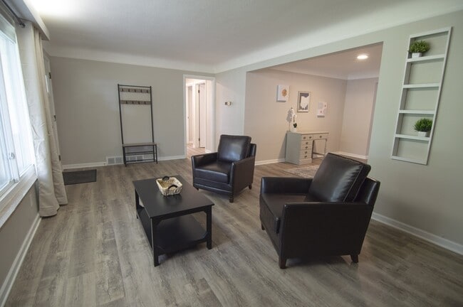 Photo - 6125 Broadview Rd