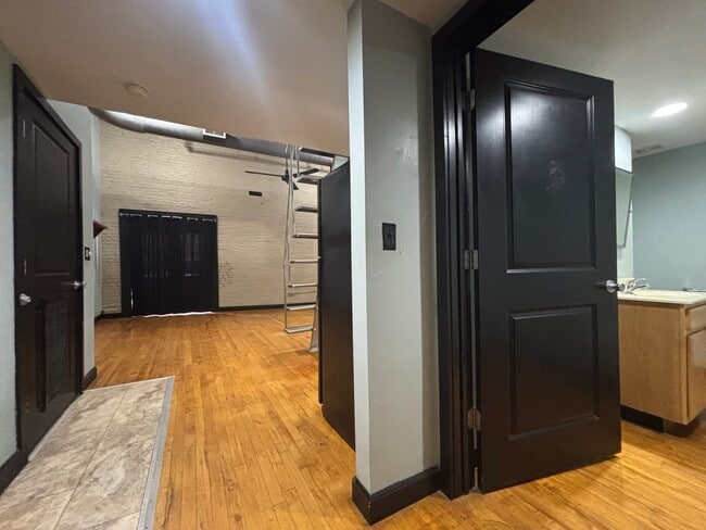 Building Photo - Beautiful 1 bedroom 1 bathroom loft at fou...