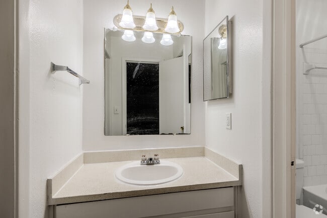 1BR, 1BA - 670SF - Bathroom