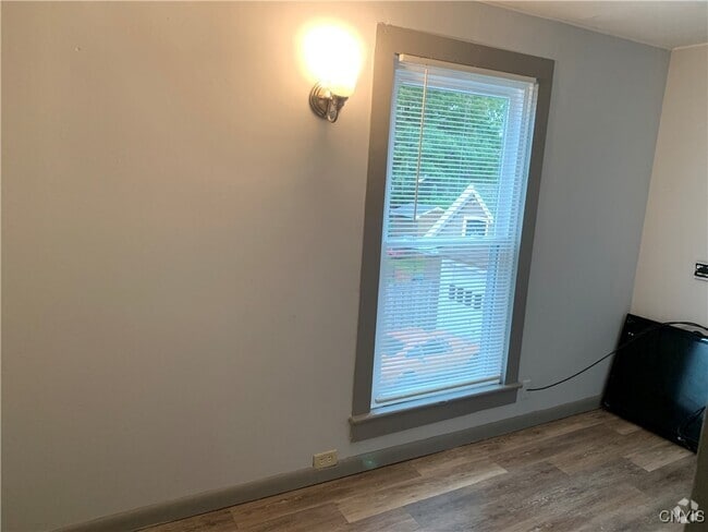 Building Photo - 112 W 1st St S Rental