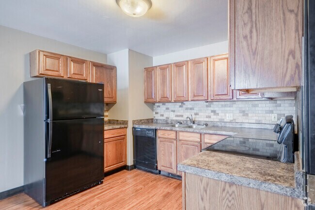 1BA, 1BA - 570SF - Kitchen - Woodfield Commons