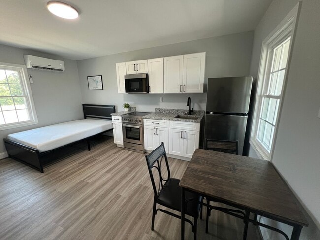 Building Photo - Clarksville Apartments Unit Apt. 02