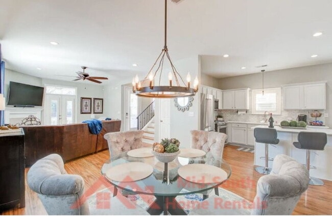 Photo - 1228 Island Pl E