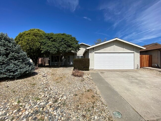 Building Photo - 3 Bedroom 2 Bathroom Home In Rosemont Open House Friday April 3rd 4-5 PM