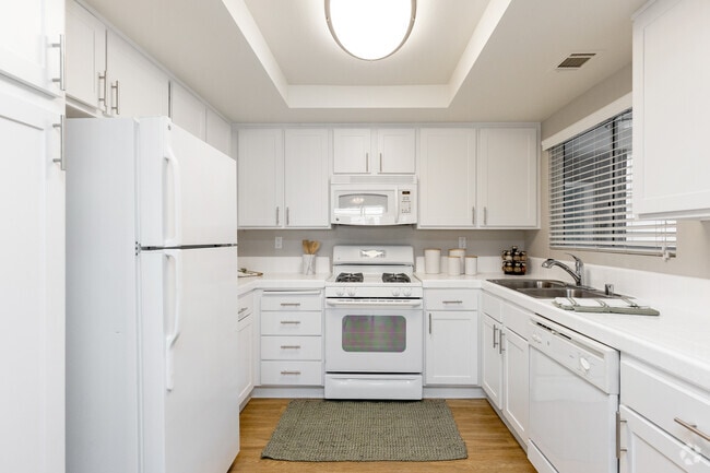 Colony Parc 2BR, 1BA - 1020SF - Colony Parc