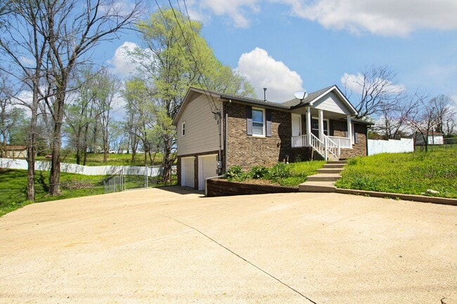 Photo - Pet Friendly Three Bedroom with Basement! Casa