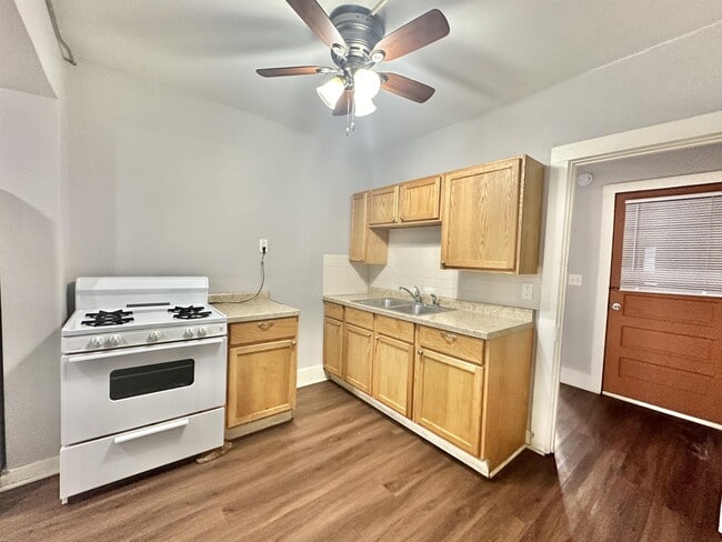 Photo - 957 W Grand Ave