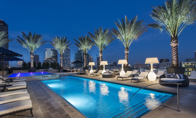 Elevated Pool Deck - Hanover Post Oak Rental