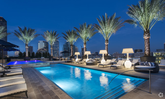 Elevated Pool Deck - Hanover Post Oak Rental