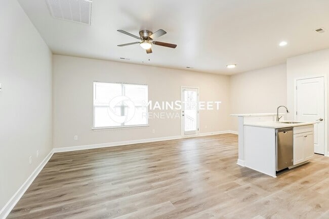 Photo - 3 Bedroom Pet-Friendly Home in GASTONIA, NC with Main Street Renewal