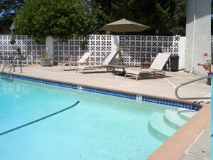 Piscina - The Whitehouse Apartments