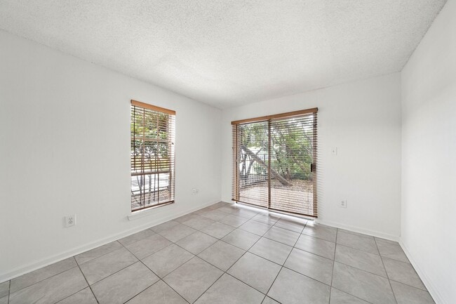 Building Photo - 711 Holiday Dr Unit 75