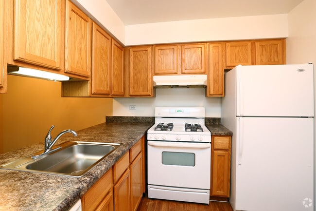 1BR, 1BA - 714SF - Kitchen - Emerald Pointe Apartments