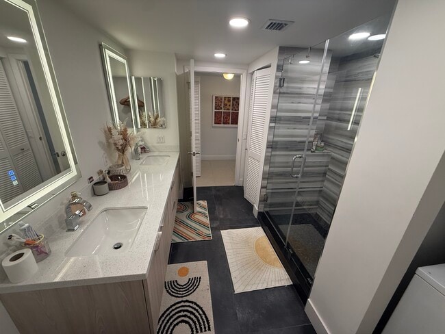 Building Photo - 31 SE 5th St Unit 912