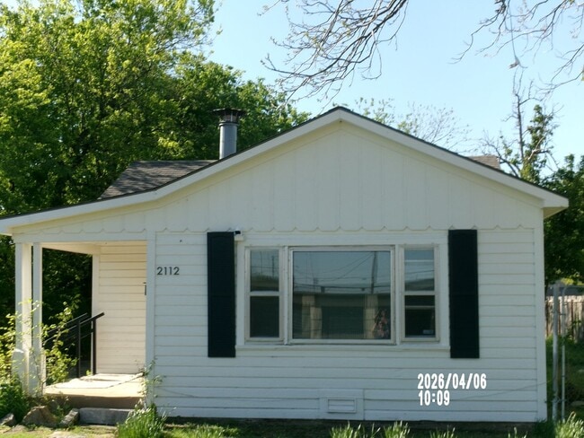 Building Photo - Charming Cottage on A. Avenue
