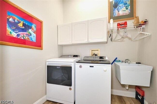 Building Photo - 9240 Willowcrest Ct