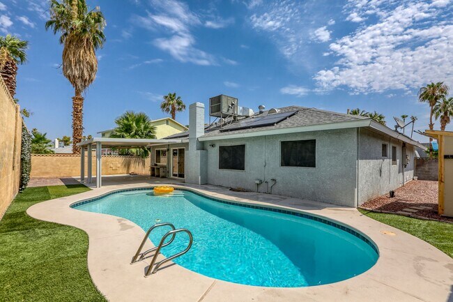 Beautiful 4 bedroom home with Sparkling POOL! - Beautiful 4 bedroom home with Sparkling POOL!